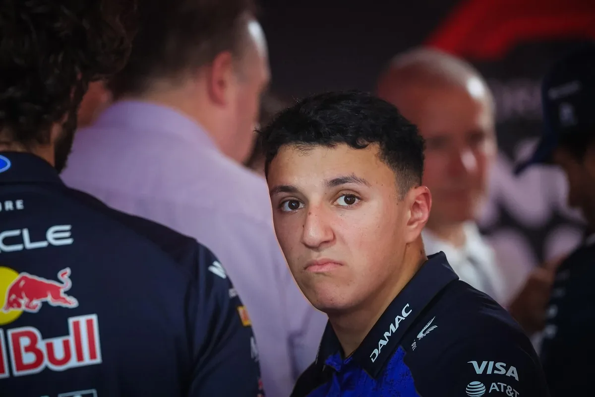 El piloto francés Isack Hadjar, duda para el Gran Premio de Países Bajos por una lesión en la muñeca