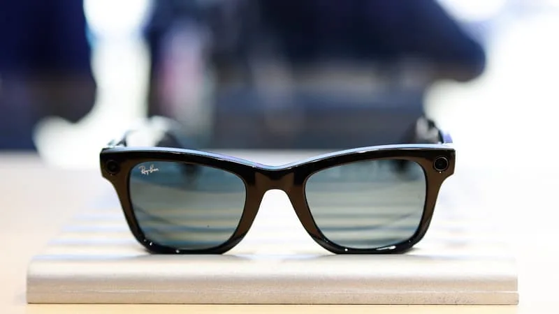 Meta a déposé un brevet pour des lunettes connectées qui utilisent la reconnaissance faciale pour identifier des personnes et créer des vidéos d'elles en train de réaliser des actions