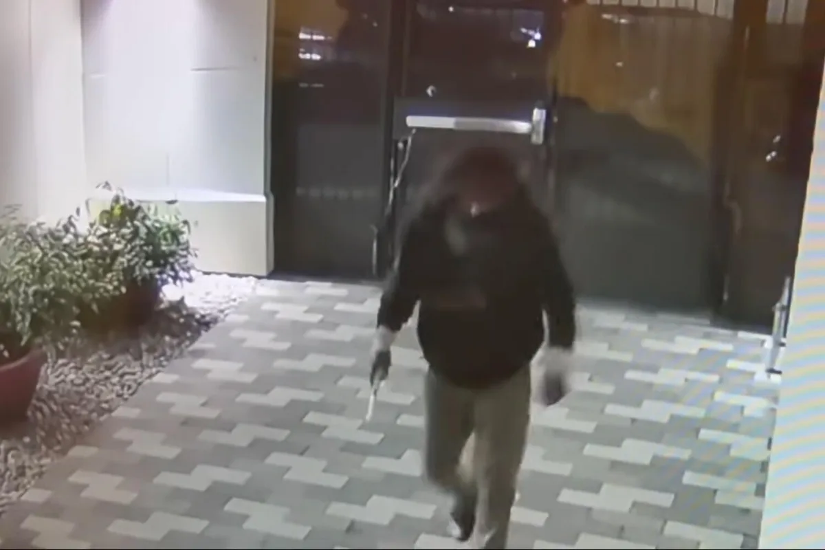 'Like a horror movie.' Man following UC Berkeley student scales apartment complex gate