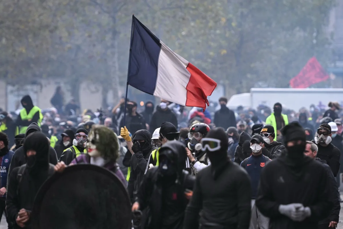 Lojas de luxo são saqueadas durante protestos na França