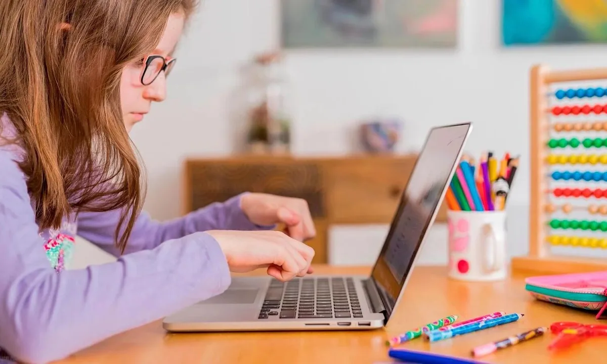 Regresso às aulas começa antes de setembro: três decisões para preparar a tecnologia da família