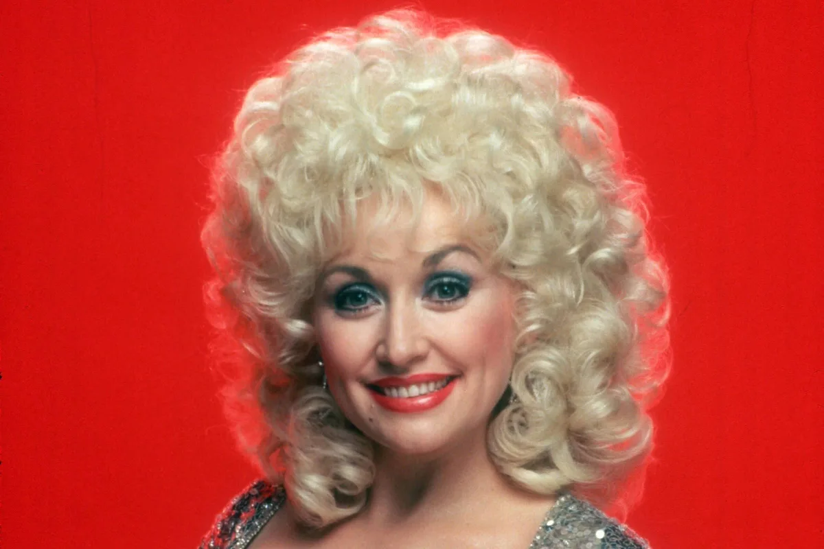 Como Dolly Parton forjou seu estilo deslumbrante, extravagante e ousado