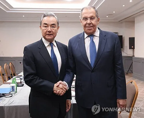 APEC 앞두고 만난 중러 외교장관 "고위급 교류 논의…새 공감대"