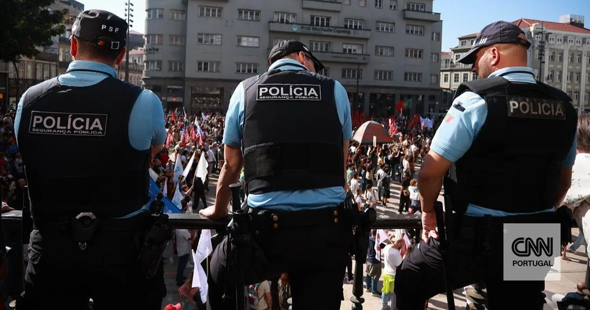 Jovens do movimento recebidos com palmas em desfile de milhares da CGTP no Porto