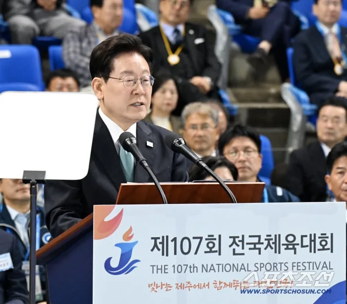 "소방관X군인 제복입은 시민들의 헌신...재외동포 향한 약속" 제주전국체전 현장 찾은 이재명 대통령이 전한 아주 특별한 메시지