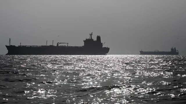 Dois navios atingidos por projéteis em Ormuz, diz agência britânica