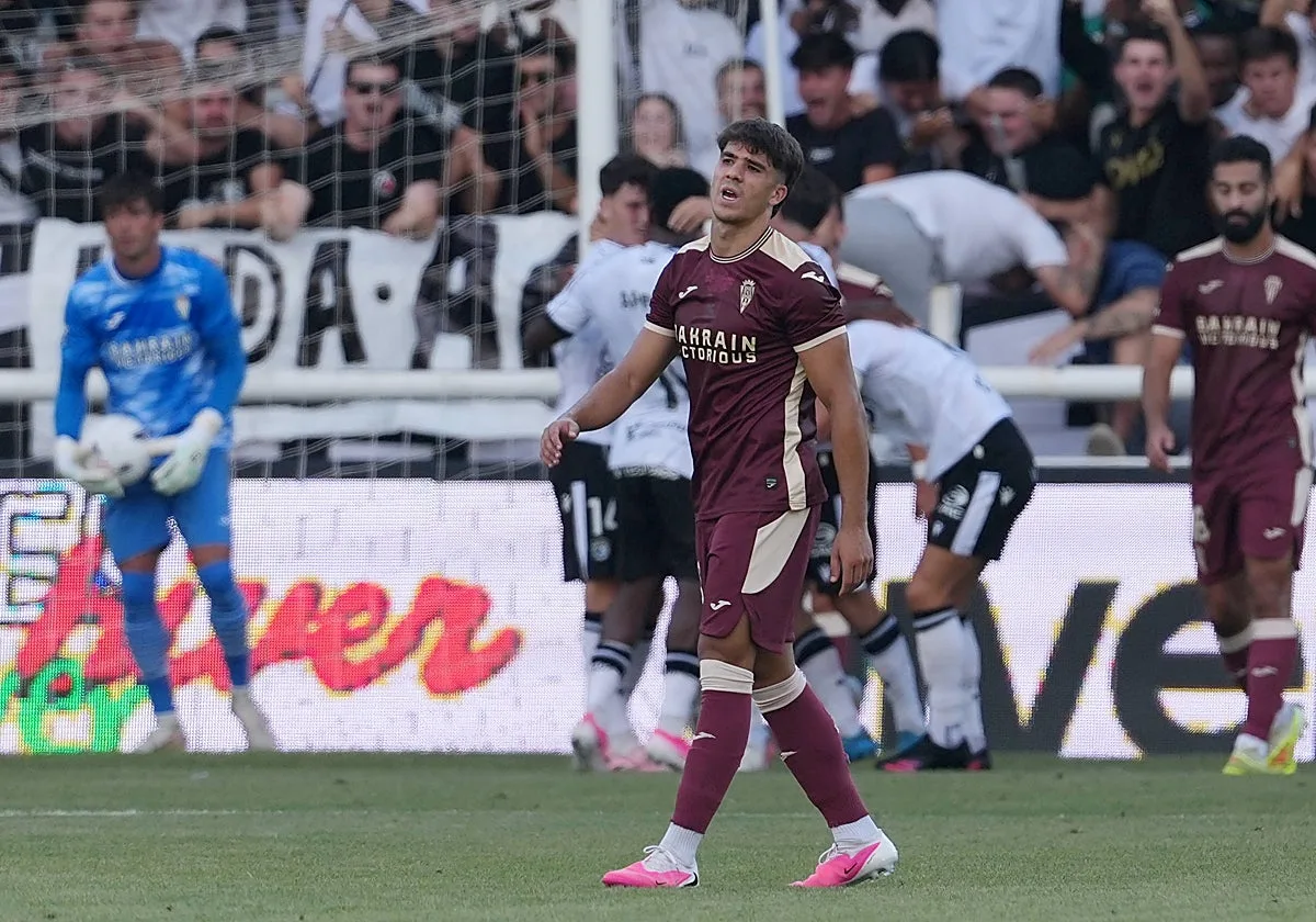 El Córdoba CF arrastra los errores del curso anterior y encaja una dura derrota en el estreno ante el Burgos (3-2)