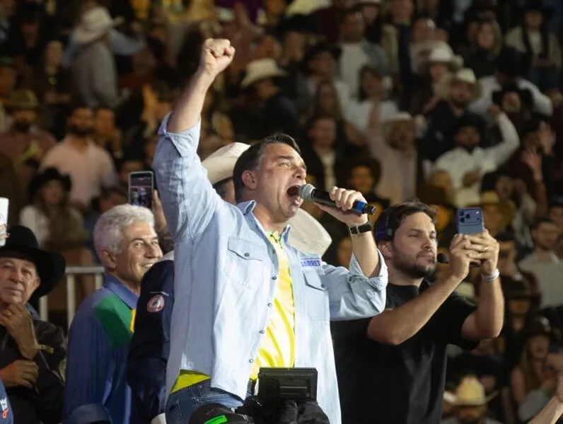 Campanha de Lula pede cassação de Flávio por "showmício" em Barretos