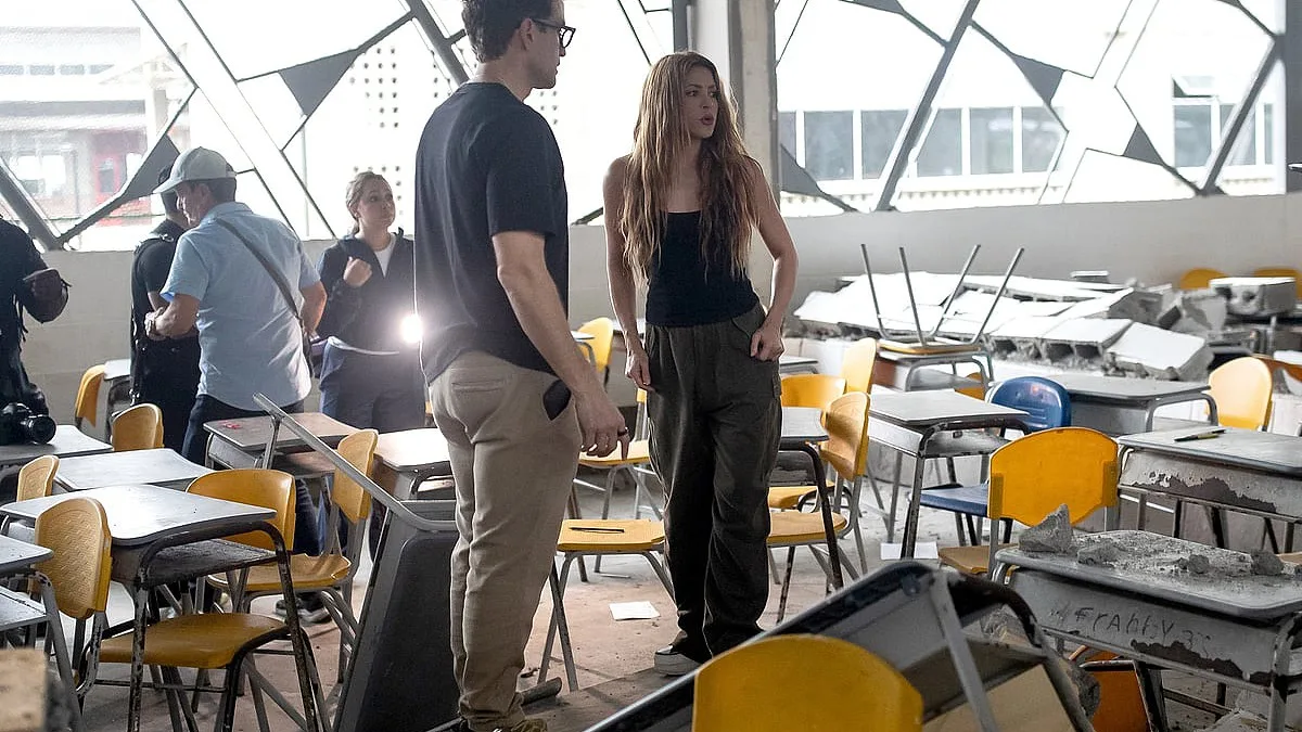 Shakira visita a Colômbia promete um milhão de dólares para reconstruir escolas após sismo de 10 de agosto
