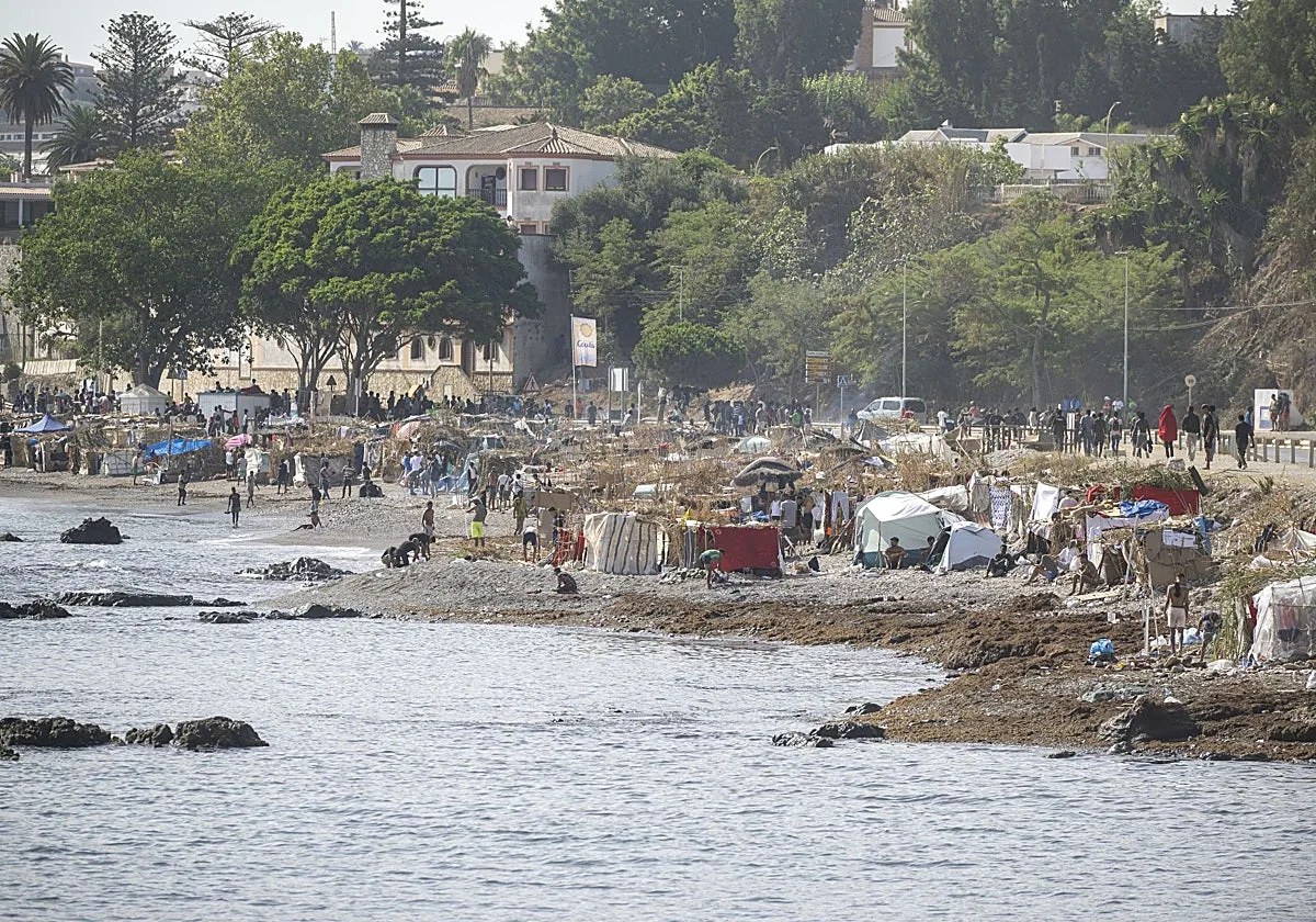 La Policía despliega un dispositivo para desalojar a los inmigrantes de la playa del Trampolín en Ceuta