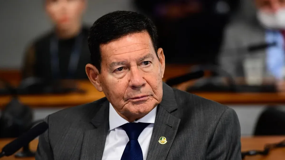 Hamilton Mourão é o único senador a votar contra a PEC do fim da 6×1