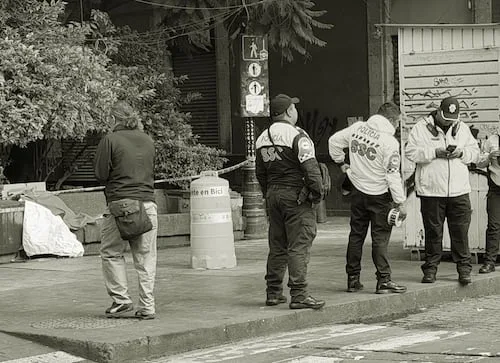 Hallan sin vida a hombre en jardinera en calles de la colonia Centro; autoridades determinarán las causas de la muerte