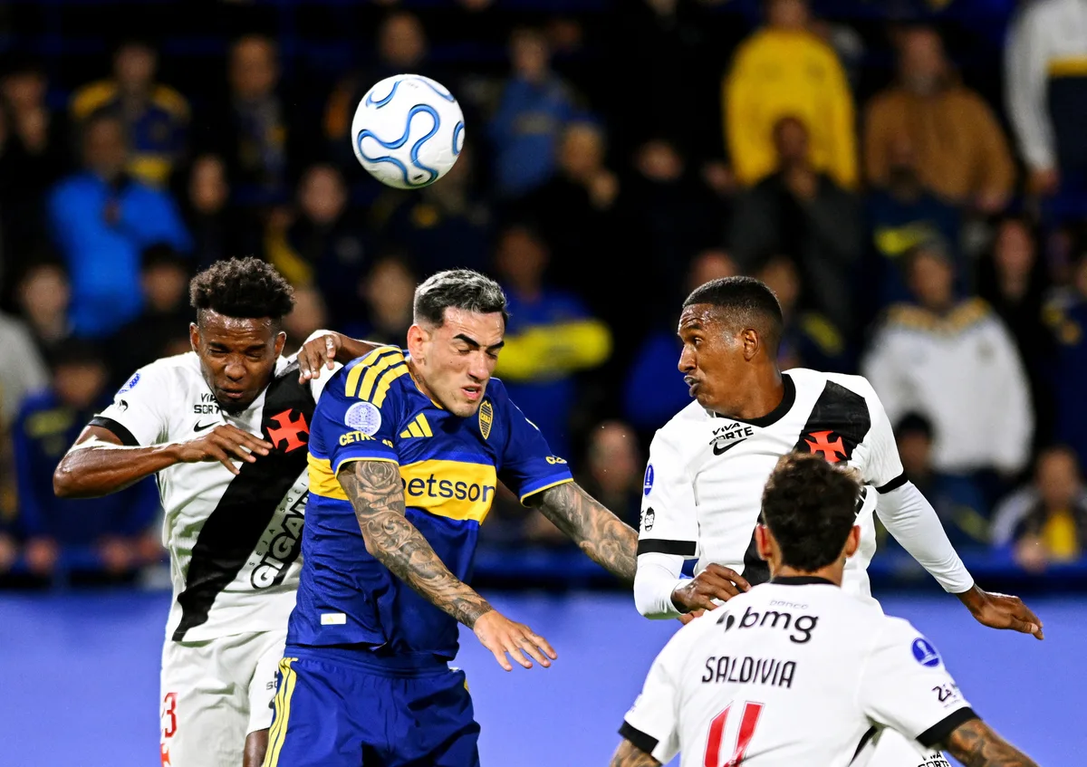 Thiago Mendes sofre ataques racistas após post sobre o Boca e se desculpa por provocação