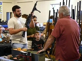 REPORTAGE. Fusillade mortelle dans une école de l’Oregon : aux États-Unis, les armes s’achètent en famille