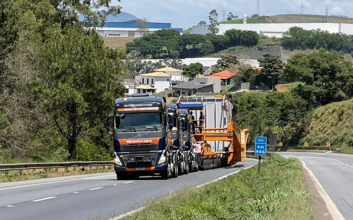 Carreta com transformador de 521 toneladas provoca congestionamento na Fernão Dias, no Sul de Minas