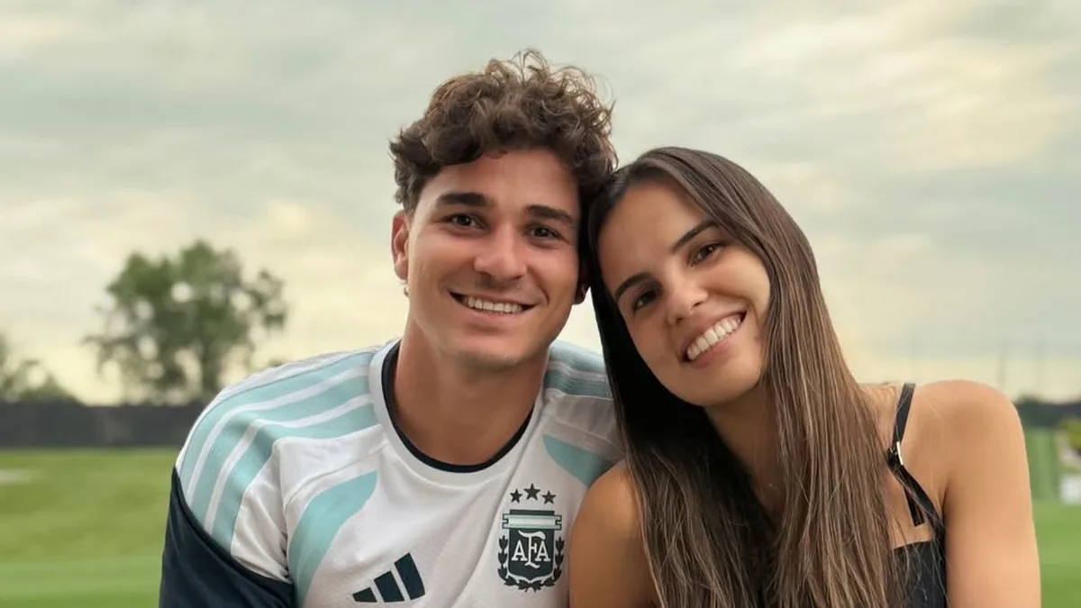 De conocerse de niños a formar una familia: María Emilia, el gran apoyo de Julián Álvarez en plena crisis en el Atlético de Madrid