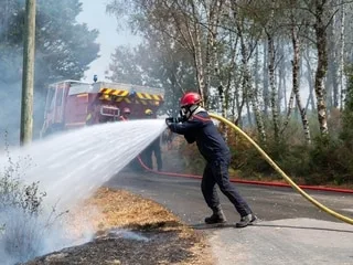 10 hectares partis en fumée près de Nantes, trois feux en cours… Plus de 200 pompiers mobilisés en Loire-Atlantique