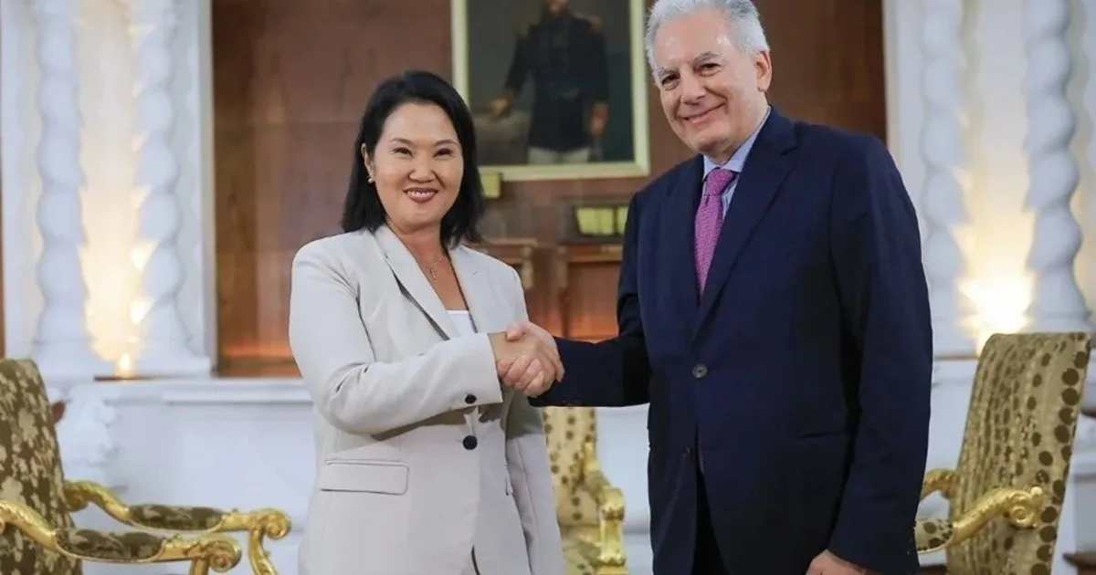 La presidenta de Perú oficializó a Álvaro Vargas Llosa como embajador en EE.UU.