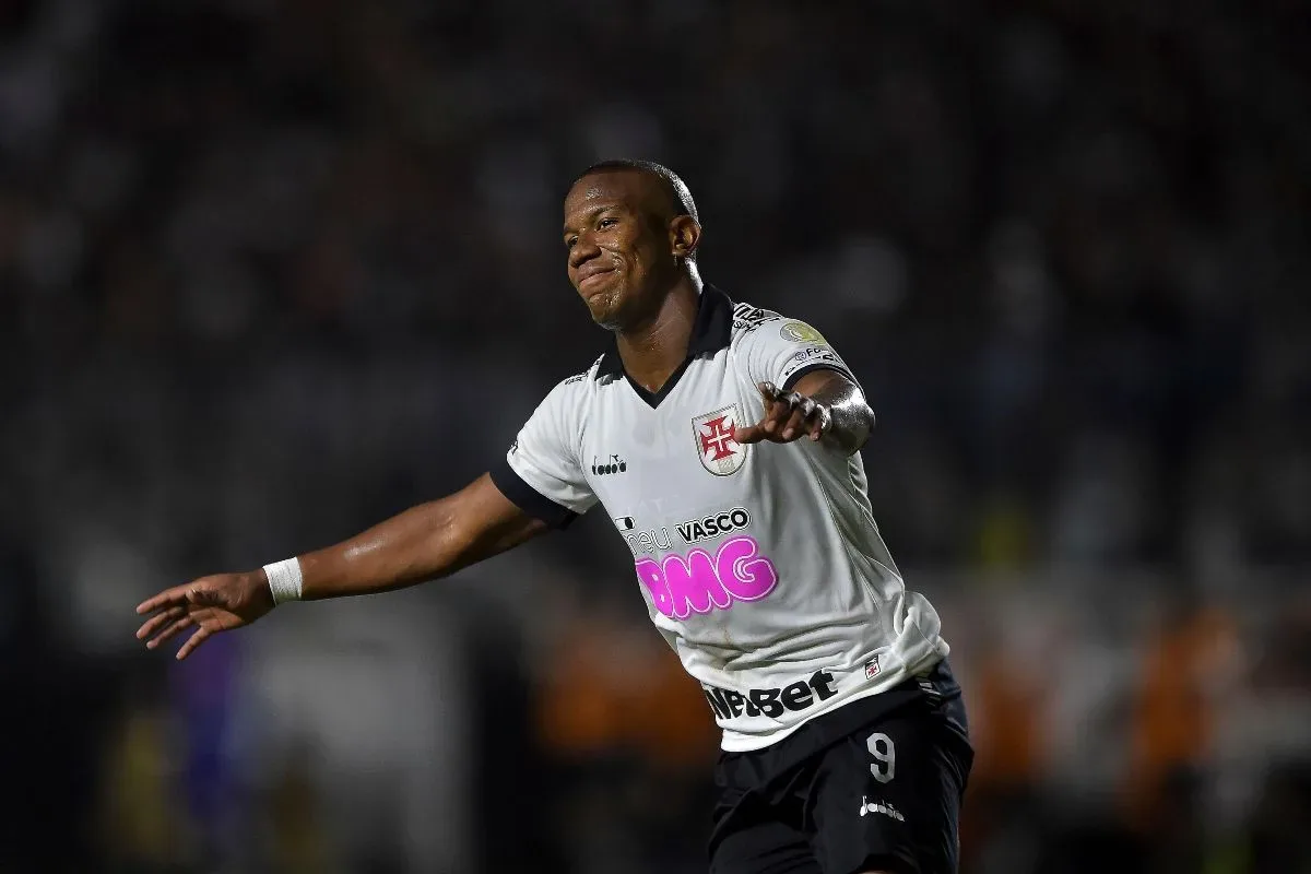 Vasco reconhece dívida milionária com Ribamar e enfrenta nova cobrança de Leandro Castán