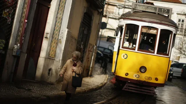 Lisboa: Colisão entre elétrico e autocarro faz 3 feridos (2 são crianças)