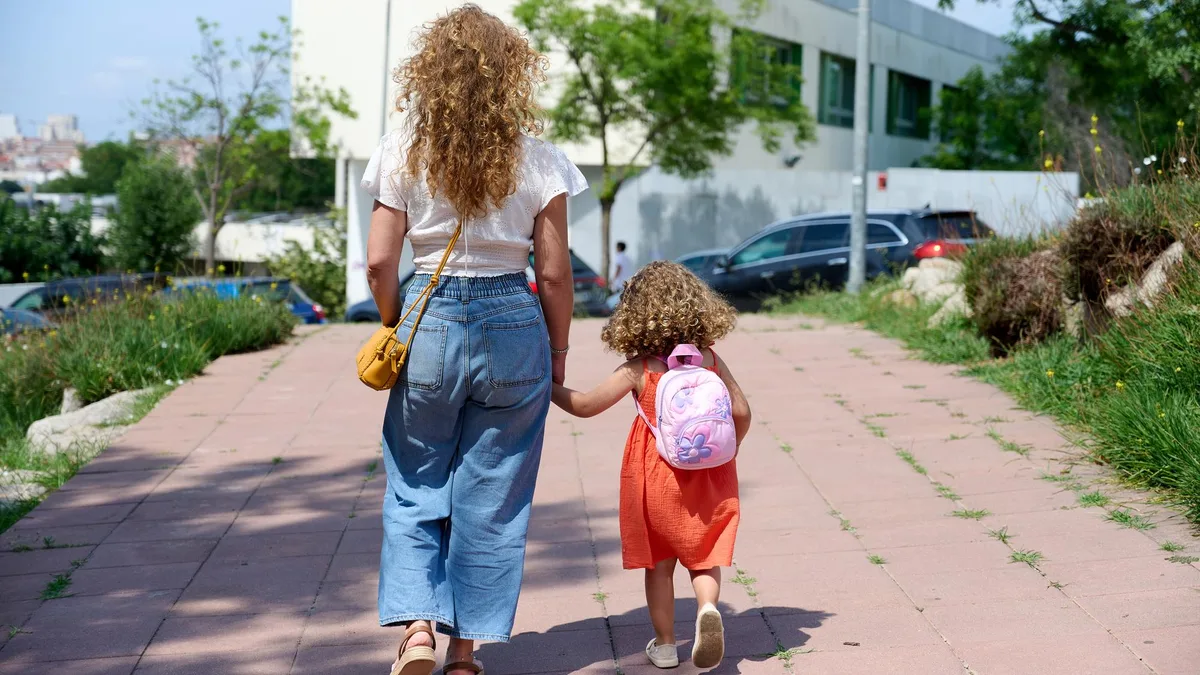 Peut-on s’absenter du travail pour accompagner son enfant à son premier jour d’école ? Voici ce que dit le Code du travail