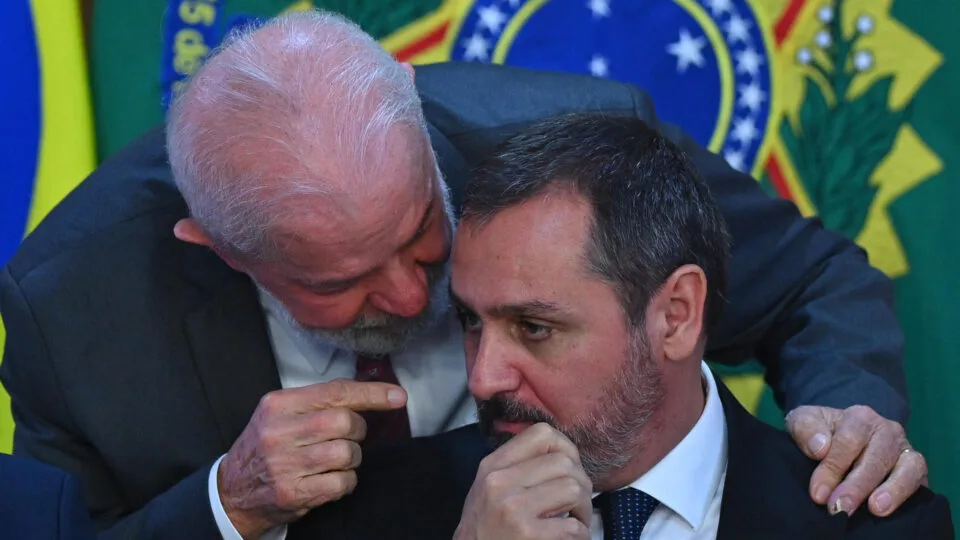 Governo Lula tenta resolver vazamentos de mensagens de Lulinha com Mendonça