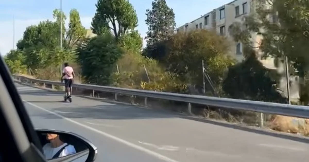 Métropole de Lyon. Des jeunes sans casques circulent, à trottinette, sur l’autoroute
