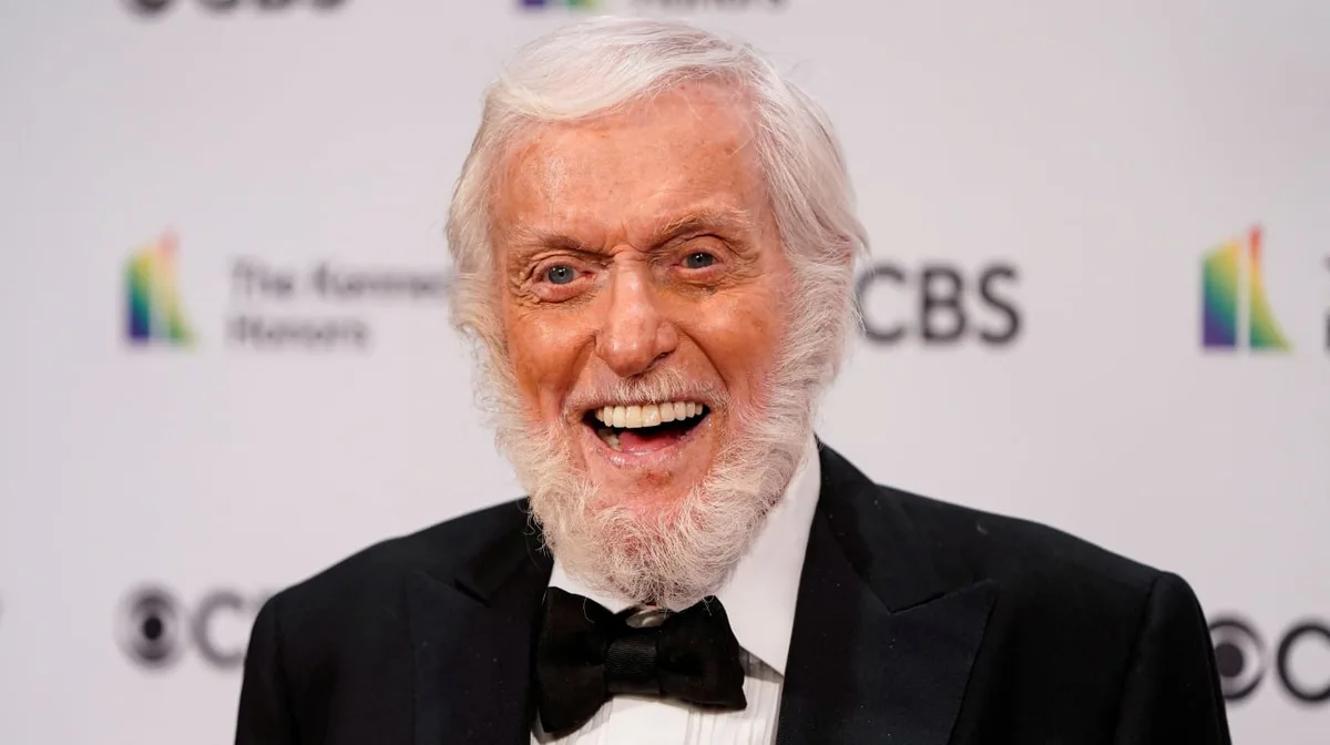 Dick Van Dyke, actor de 100 años: “Voy al gimnasio 3 veces por semana y desayuno 2 huevos, tostadas y café”