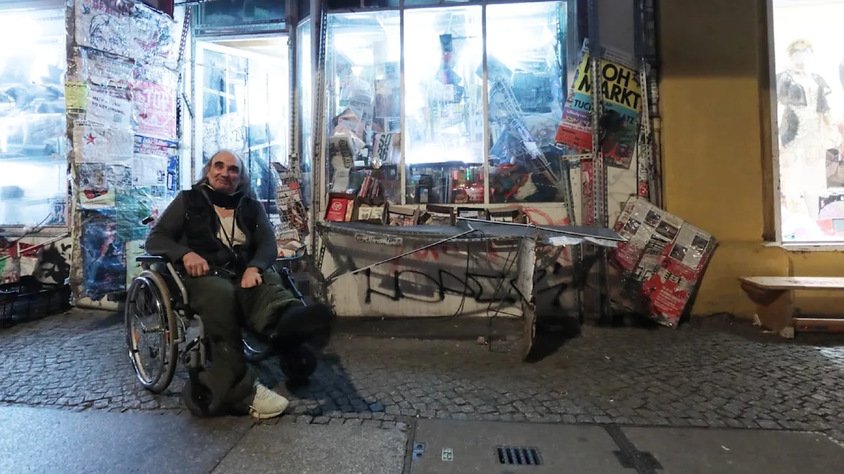 Mit Pfefferspray und Schreckschusspistole - Juden-Hasser greifen Rollstuhlfahrer (67) an
