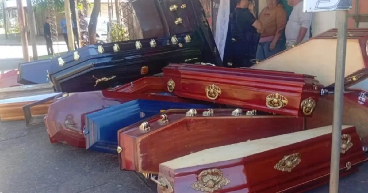 Macabro hallazgo: encontraron 30 ataúdes y dos urnas en un local donde funcionaba una panadería