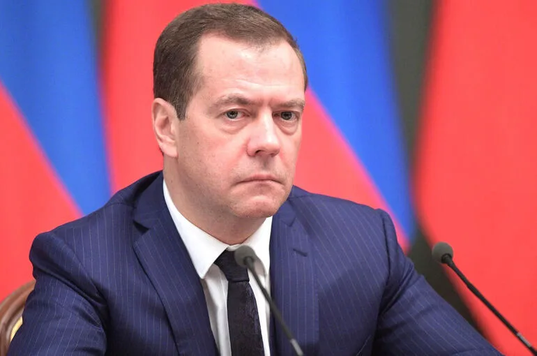Медведев призвал жителей Германии избавиться от Мерца