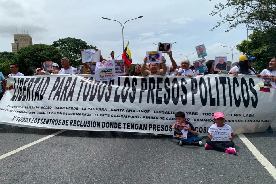 Familiares de presos políticos se reúnen con la AN de 2015 para exigir liberaciones