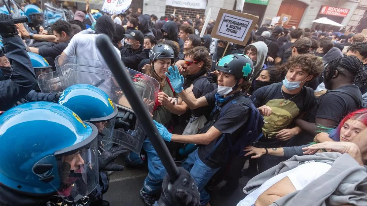 Rioters loot stores, set fires in Milan during protest