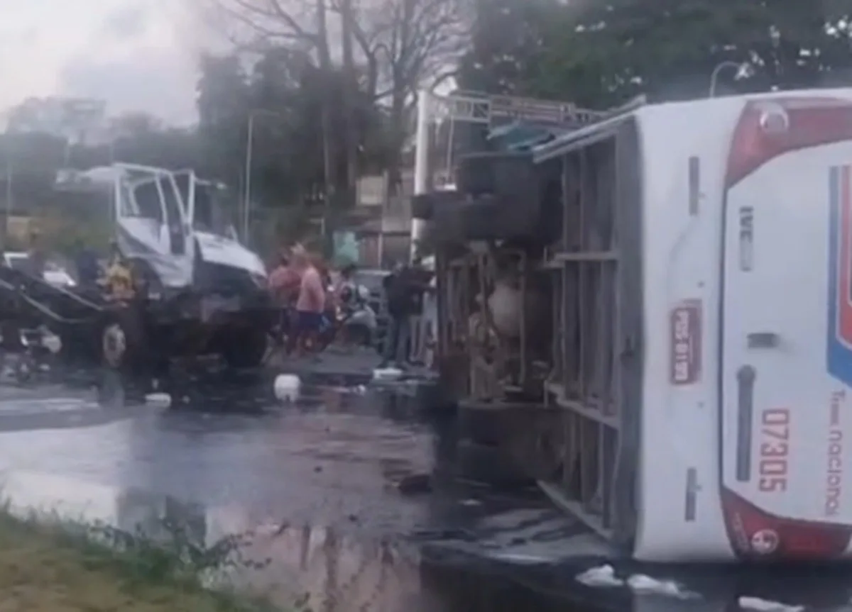 Caminhão desgovernado atravessa pista, acerta ônibus e deixa 26 feridos na rodovia PE-15; VÍDEO