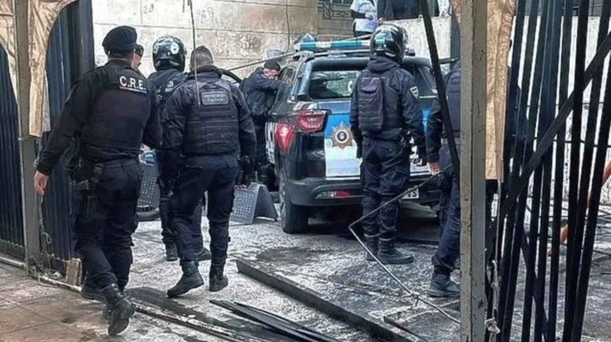 Le dieron el alta, esperaba en silla de ruedas y lo atropelló un patrullero: deberá volver al quirófano