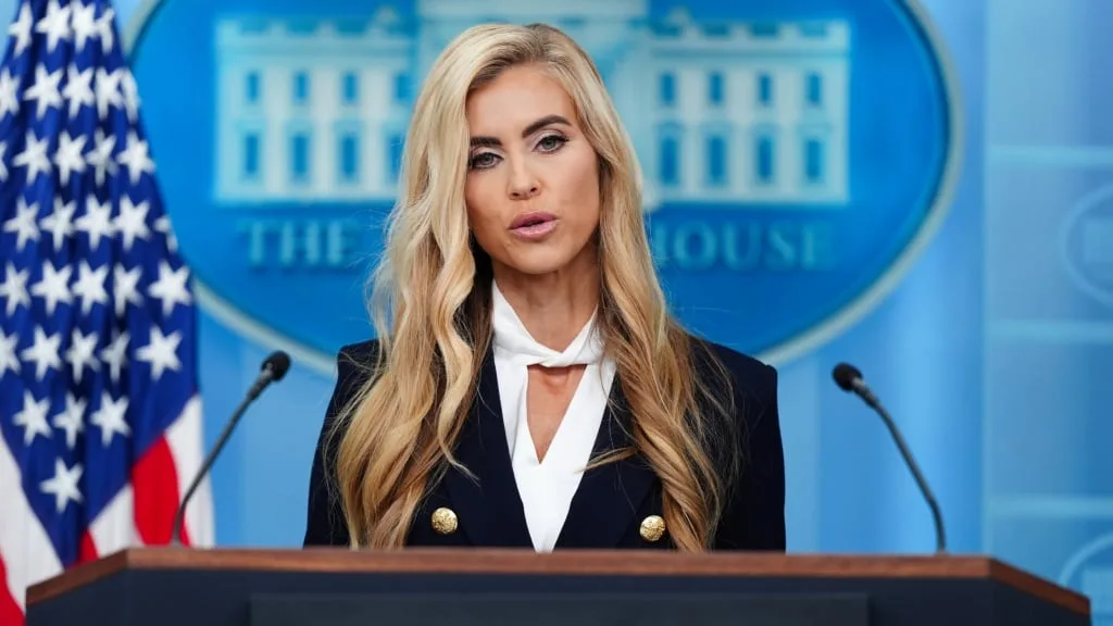 La nueva vocera de la Casa Blanca quedó en el centro de una polémica tras su primera rueda de prensa: ¿es o no es abogada?