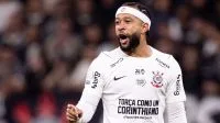 Torcida do Corinthians faz ato simbólico por intervenção judicial