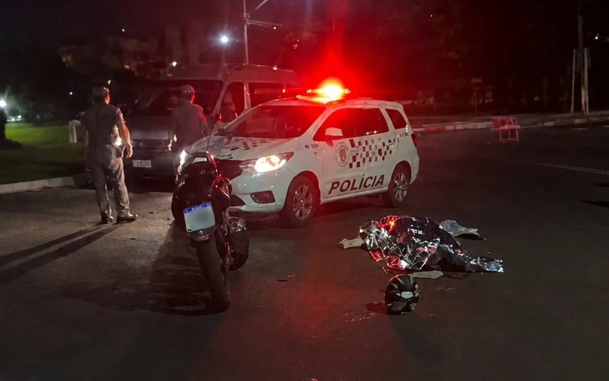 Homem morre e dois ficam feridos em acidente entre carro e moto em Ribeirão Preto, SP