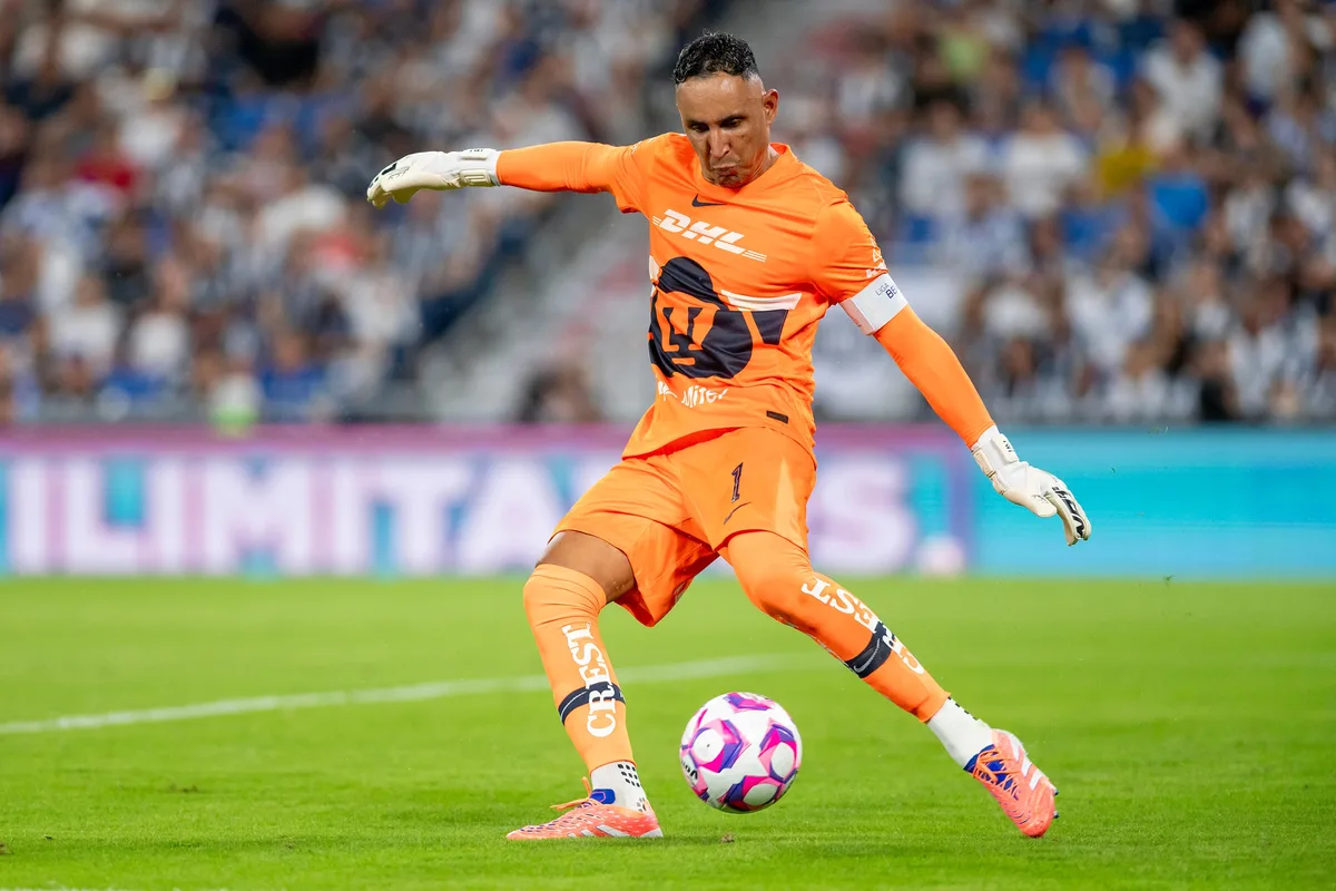 El costarricense Keylor Navas recibe un golpe tras Pumas vs León en Ciudad de México