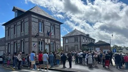 Près de 200 personnes réclament la démission du maire de Sassetot-le-Mauconduit, condamné pour détention d'images pédopornographiques