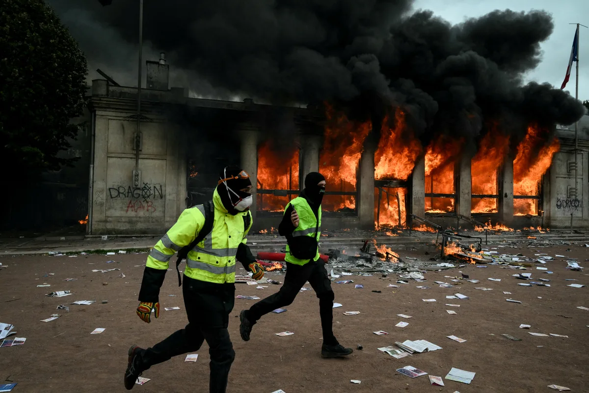 Mobilisation du 17 octobre : 1 800 personnes interpellées dans toute la France, 500 policiers, gendarmes et sapeurs-pompiers blessés