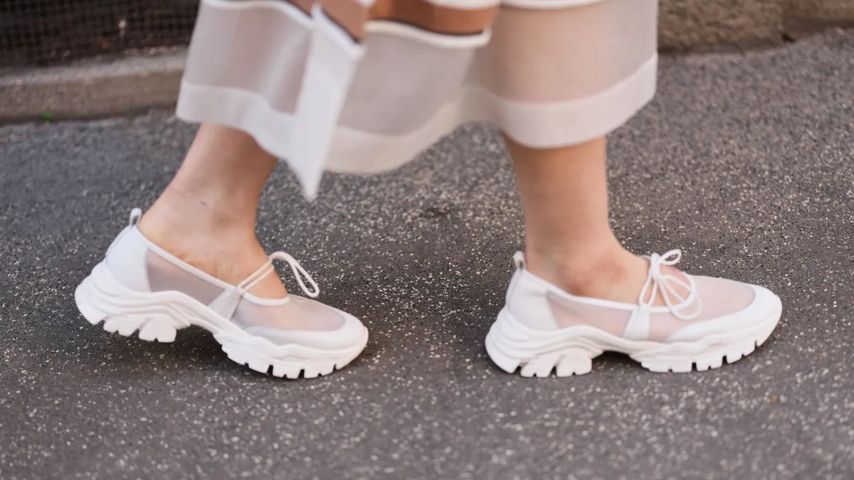 Localizamos en AliExpress las zapatillas de mujer que te van a solucionar el entretiempo y son supertendencia