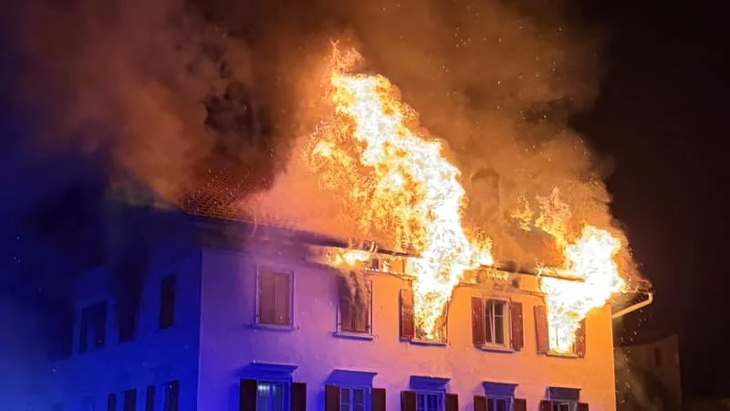 Incendie d'un immeuble en Suisse: le bilan grimpe à quatre morts