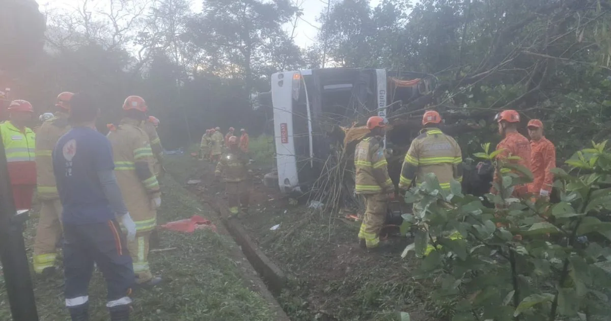 Acidente com ônibus deixa oito pessoas mortas na região serrana do RJ