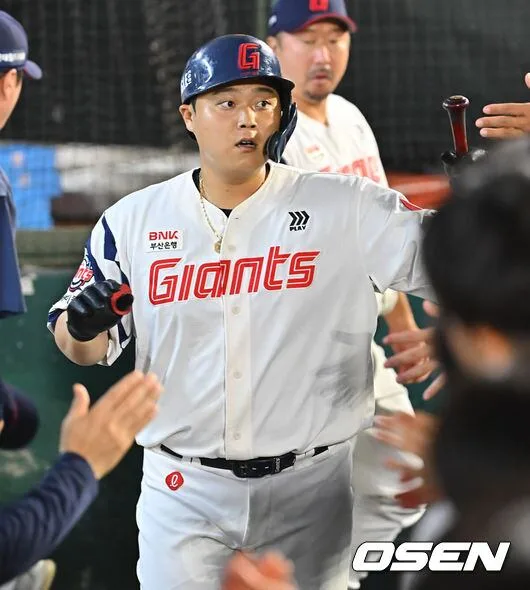 “한동희, 이제는 진짜 4번 타자” 튼동도 흐뭇…이대호 이후 다시 열린 20홈런 시대 [오!쎈 부산]