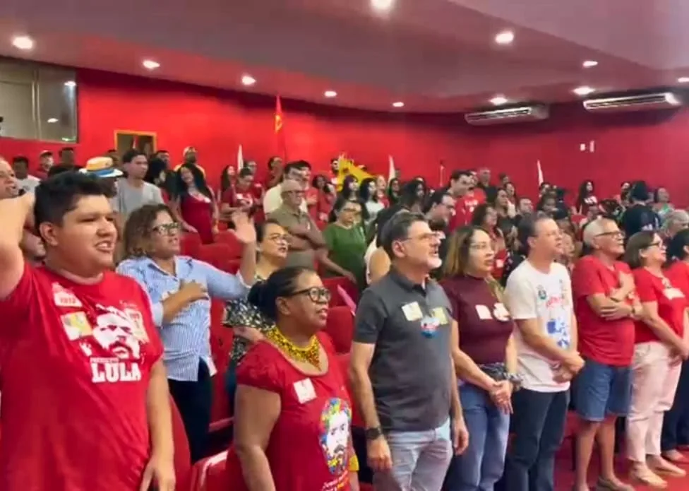 Apoiadores da Frente Ampla cantam Hino Nacional em Rio Branco durante ato de Lula com Fafá de Belém