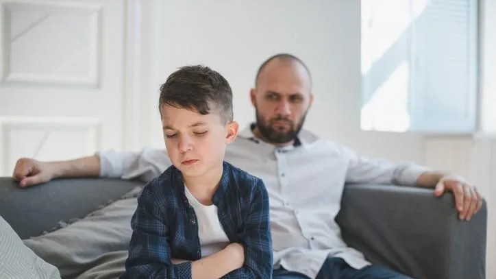 La psicología dice que los hijos que se ven obligados a asumir el rol de padres crecen con más necesidad de aprobación