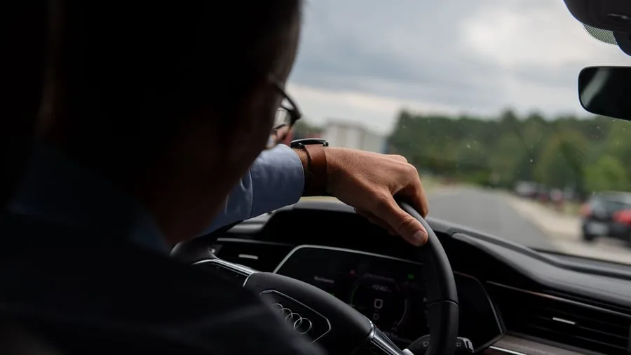 Fragen aus dem Arbeitsrecht: Muss ich mein privates Auto für Dienstfahrten verwenden?