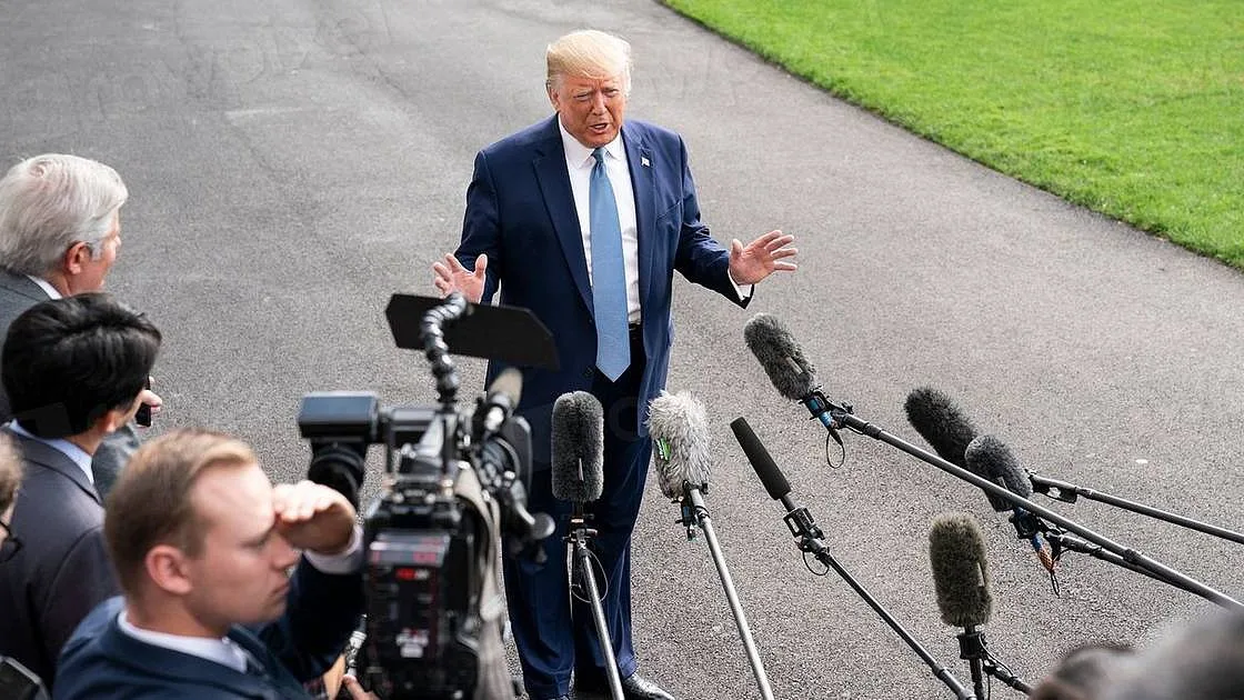 Juiz bloqueia veto de Trump a meios de comunicação e ordena reposição do acesso à Casa Branca