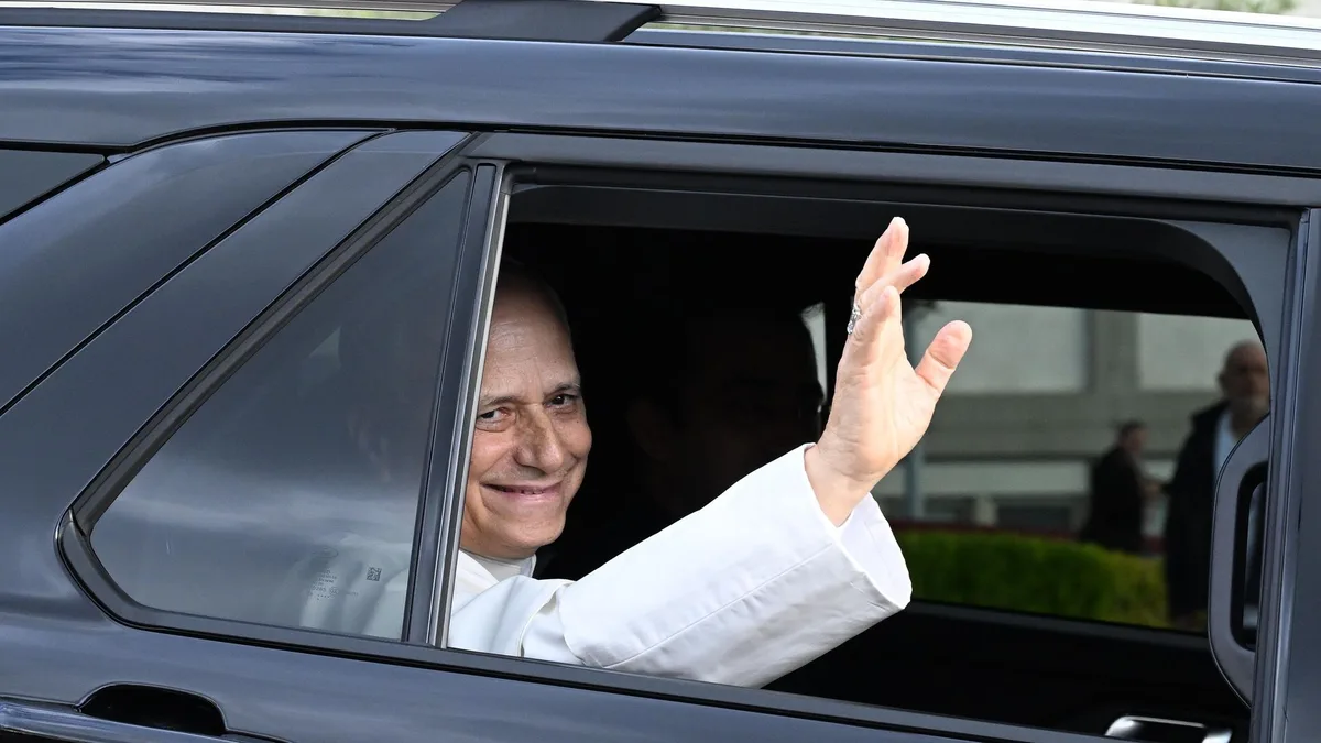 El papa León XIV recibe el alta y vuelve al Vaticano tras su operación de pulmón: sus primeras imágenes rodeado de gran expectación